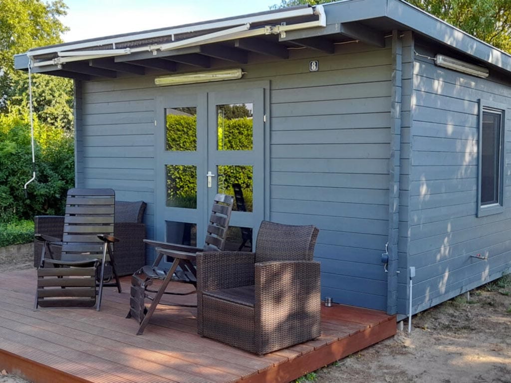 Grau blaues gartenhaus aus holz mit flachdach kleiner